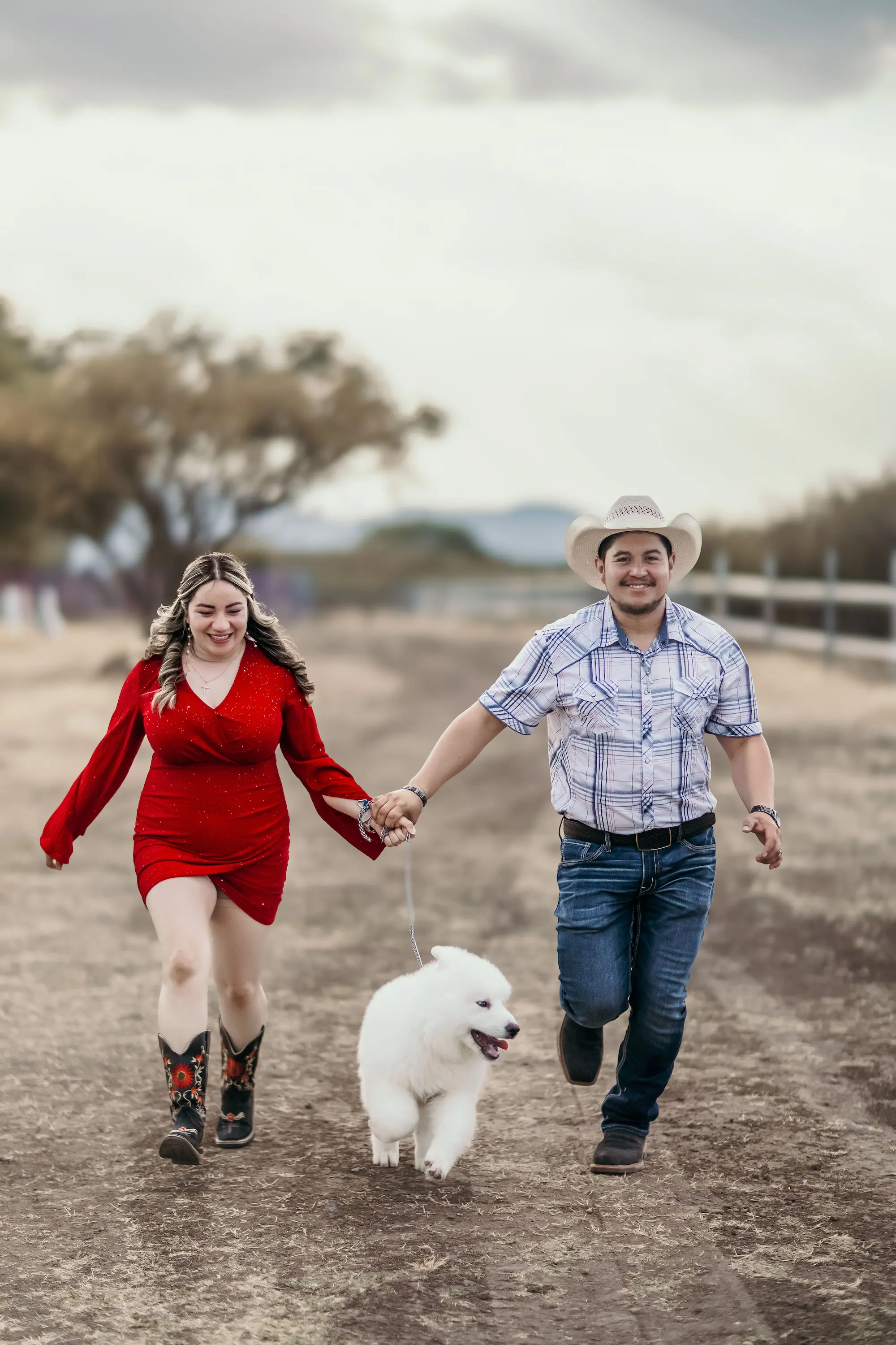 Foto 2 de Ceci y Junny en una camioneta roja