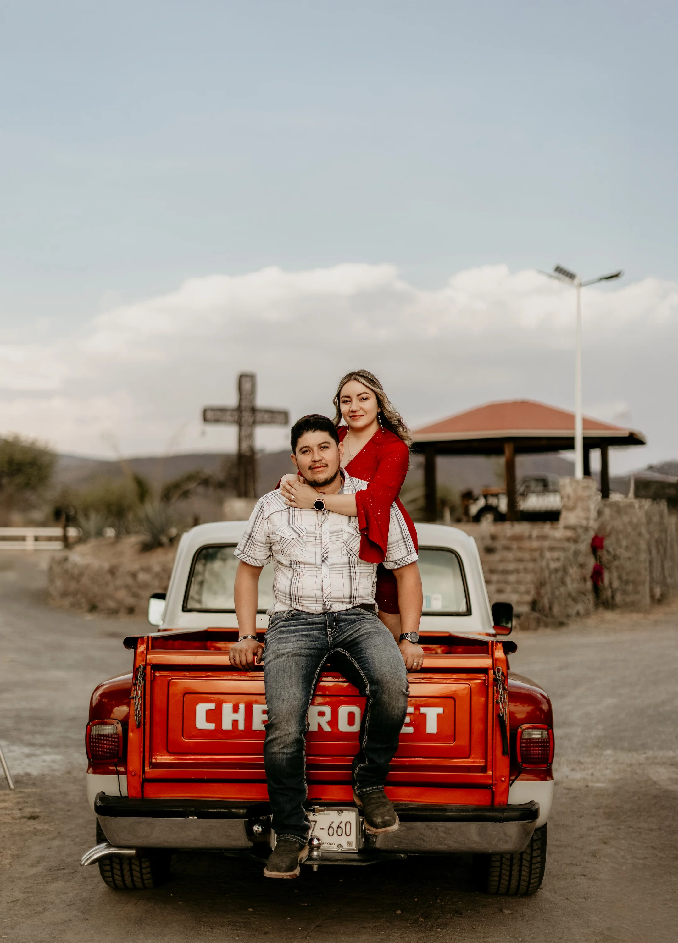 Foto 4 de Ceci y Junny junto a una valla blanca